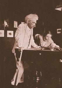 Mark Twain jogando sinuca com a filha de seu biógrafo Albert Bigelow Paine (foto sépia) de Albert Bigelow Paine